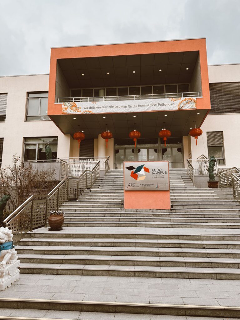 Von seltenen Schneeflöckchen ❄️, Kindergartenabenteuern und dem Leben außerhalb der Möbelhäuser eingang eurocampus