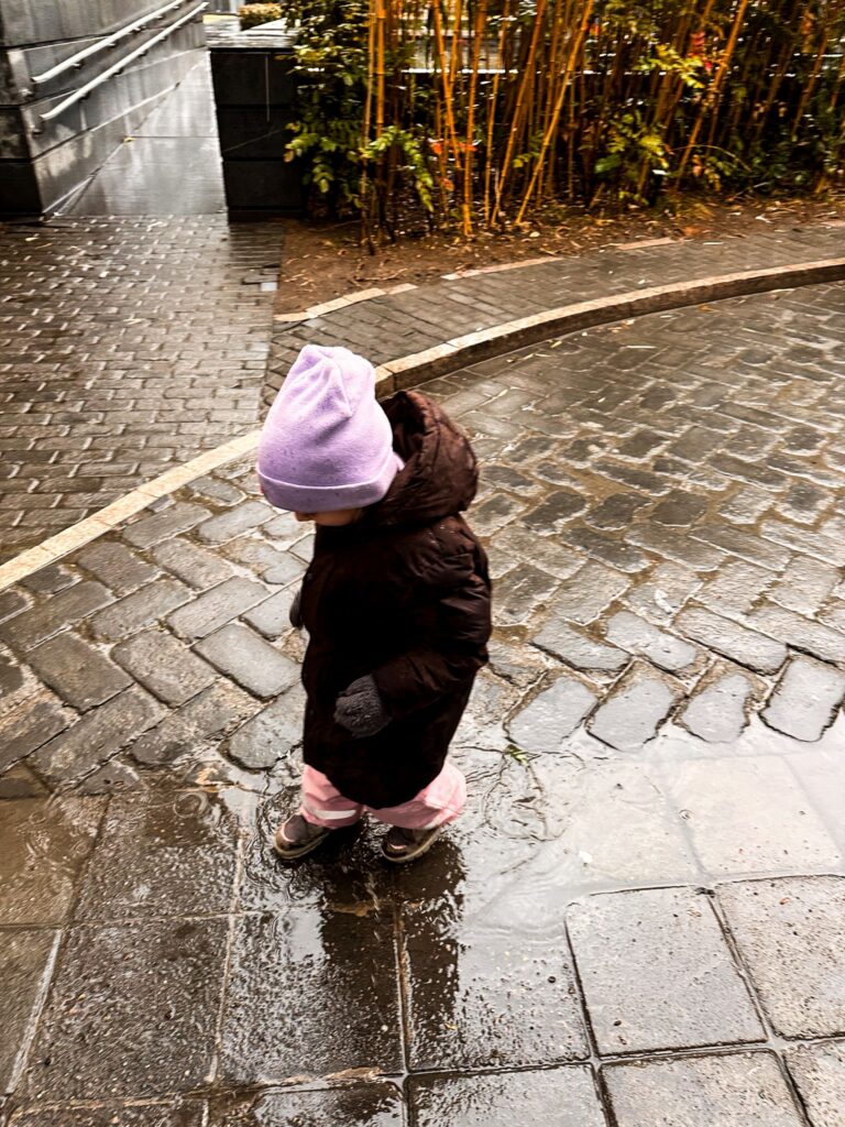 Von seltenen Schneeflöckchen ❄️, Kindergartenabenteuern und dem Leben außerhalb der Möbelhäuser regenpfuetzen