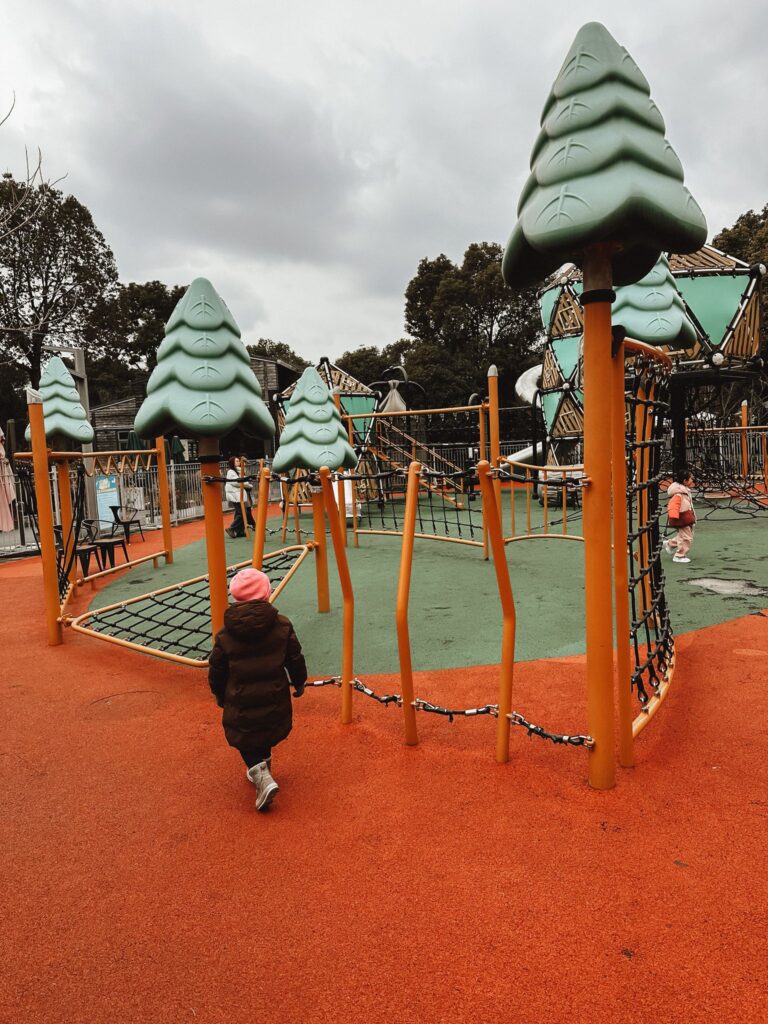 Von seltenen Schneeflöckchen ❄️, Kindergartenabenteuern und dem Leben außerhalb der Möbelhäuser spielplatz rundgang