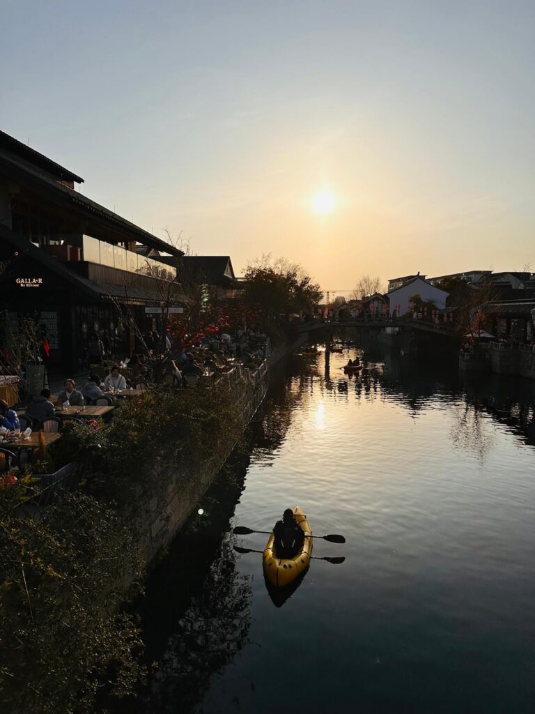 Zwischen Koffein-Mut, Schnäppchenjagden und österreichischen Köstlichkeiten: Ein Wochenende mit familiärer Unterstützung in Shanghai kanal kajak