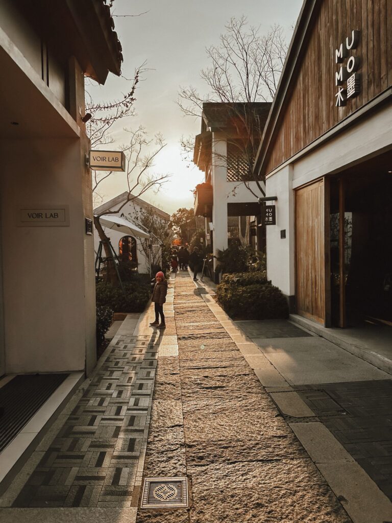 Zwischen Koffein-Mut, Schnäppchenjagden und österreichischen Köstlichkeiten: Ein Wochenende mit familiärer Unterstützung in Shanghai spaziergang kleine gasse