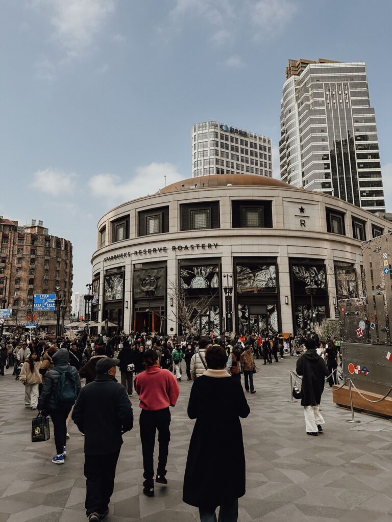Zwischen Koffein-Mut, Schnäppchenjagden und österreichischen Köstlichkeiten: Ein Wochenende mit familiärer Unterstützung in Shanghai starbucks shanghai