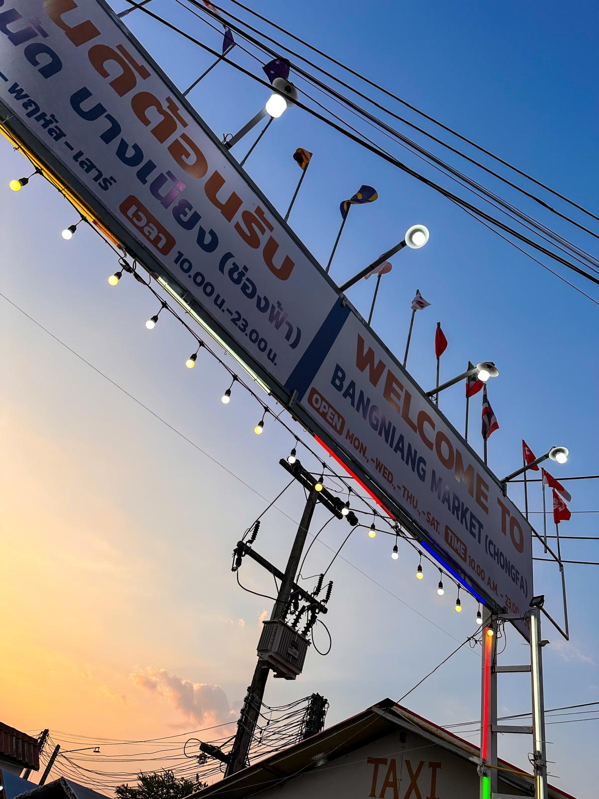 Thailand, Elefanten & ein bisschen Gutgläubigkeit – unser erster Asienurlaub 🫶 bangniang market schild