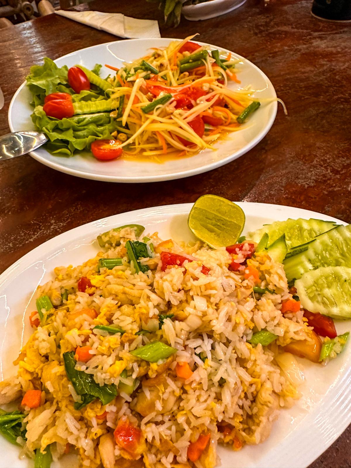 Thailand, Elefanten & ein bisschen Gutgläubigkeit – unser erster Asienurlaub 🫶 essen reis+salat