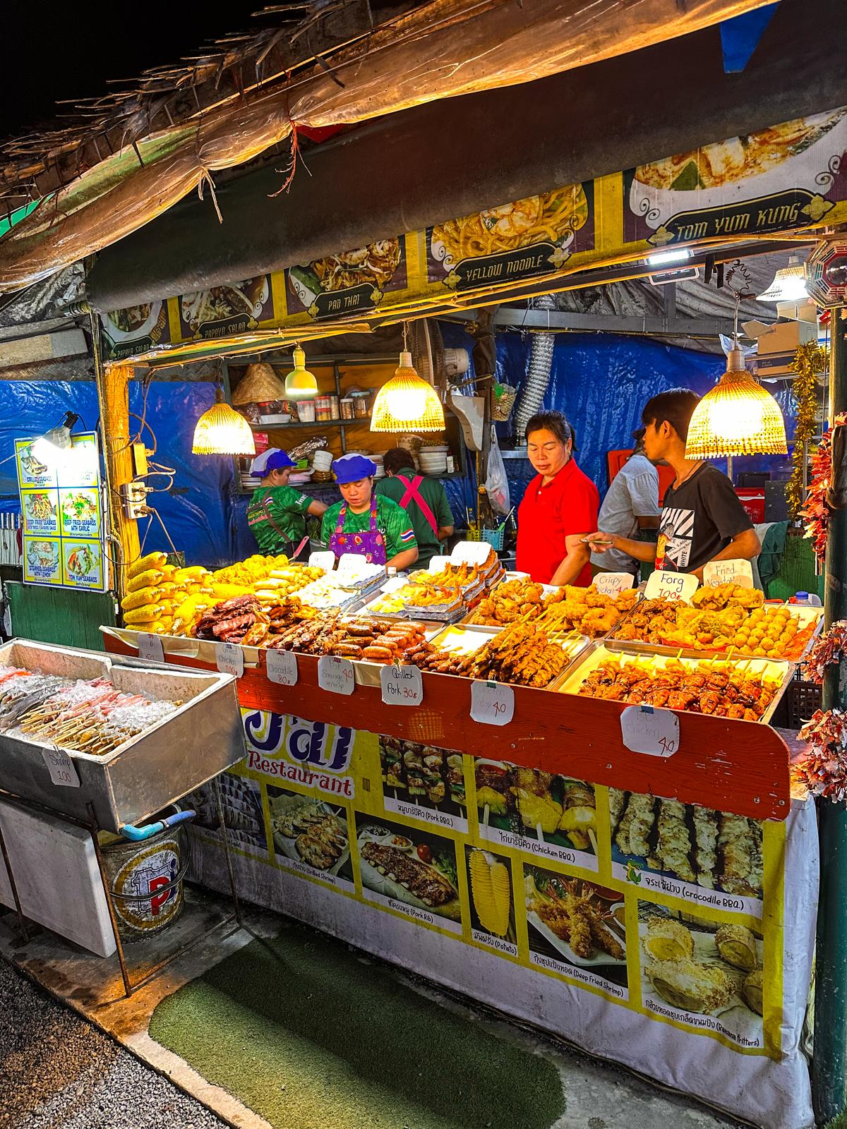 Thailand, Elefanten & ein bisschen Gutgläubigkeit – unser erster Asienurlaub 🫶 foodmarket night2