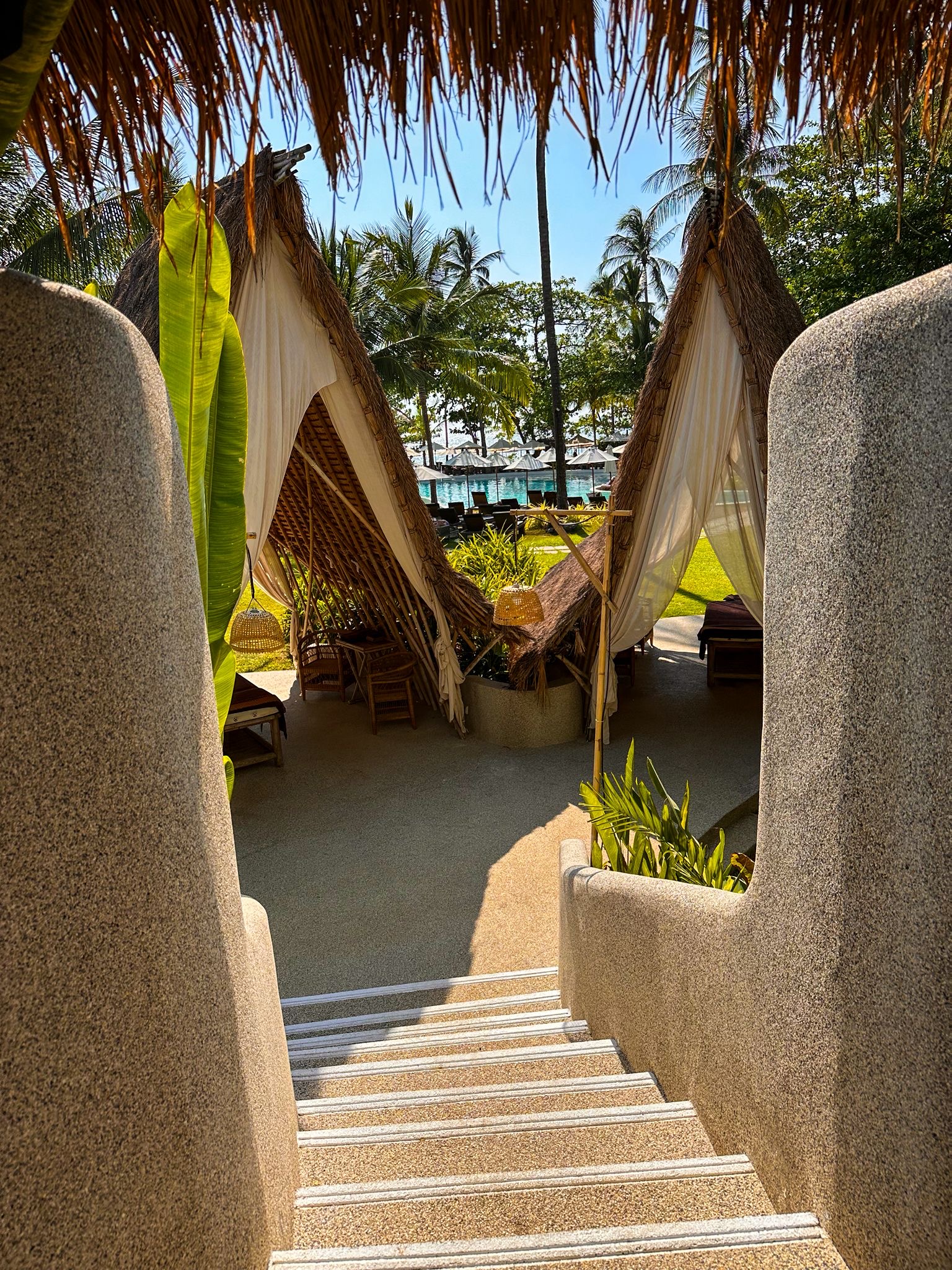 Thailand, Elefanten & ein bisschen Gutgläubigkeit – unser erster Asienurlaub 🫶 hotel treppe