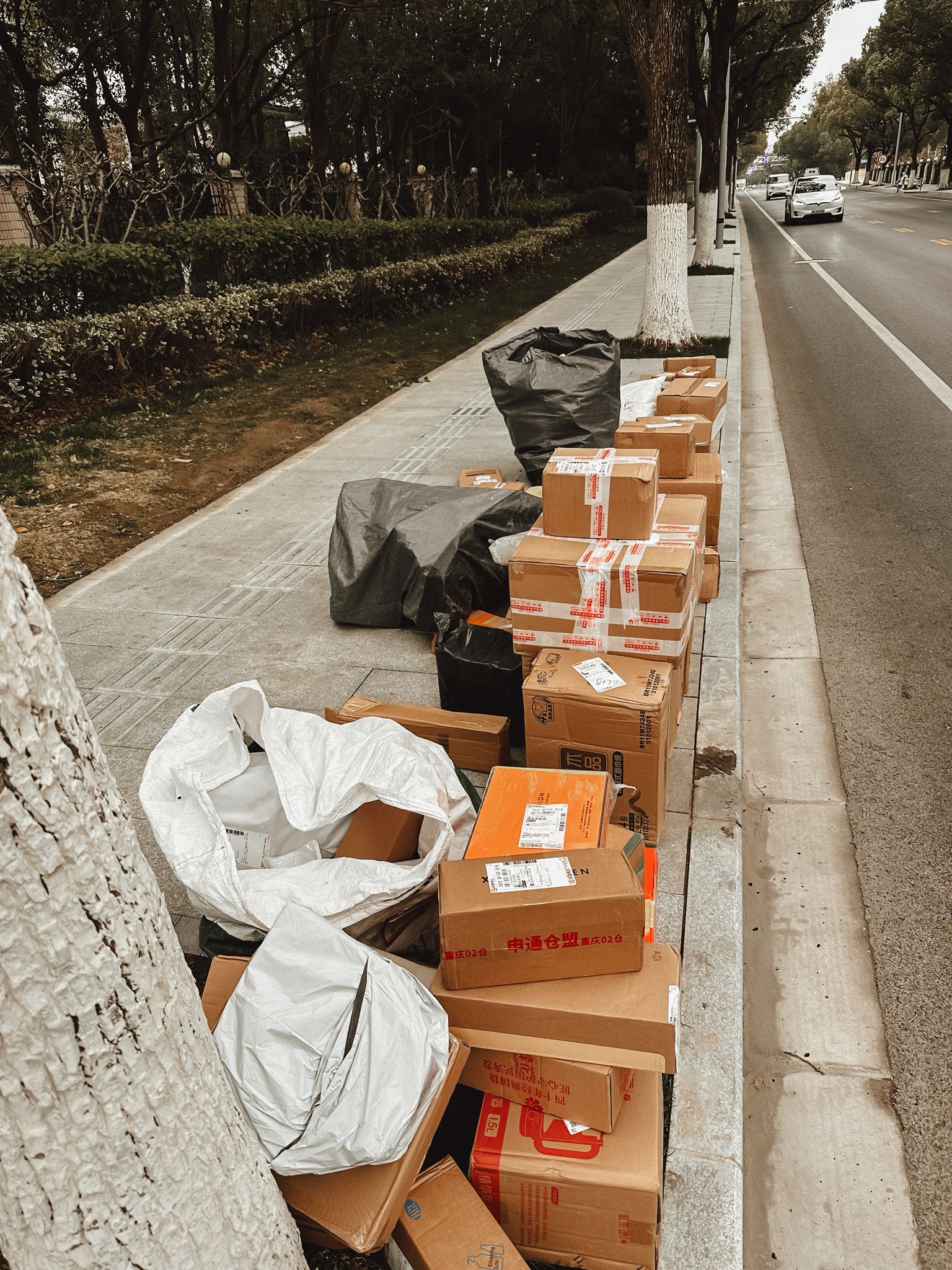 Alltag in Shanghai – Von Lieferungen, Post-Abenteuern und Ostergrüßen aus der Ferne 📦🏤🐣🌸 pakete strassenrand
