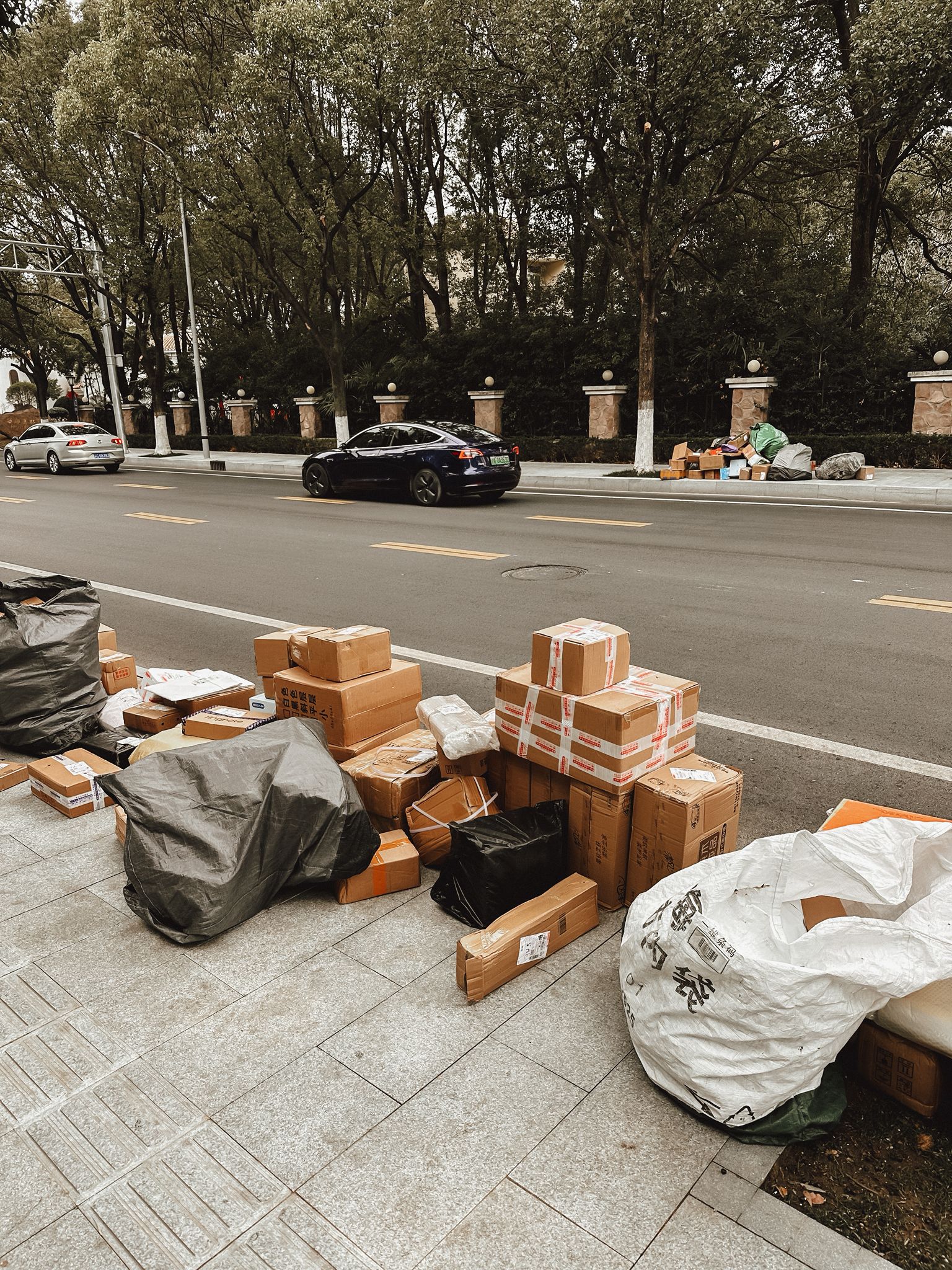 Alltag in Shanghai – Von Lieferungen, Post-Abenteuern und Ostergrüßen aus der Ferne 📦🏤🐣🌸 pakete strassenrand2