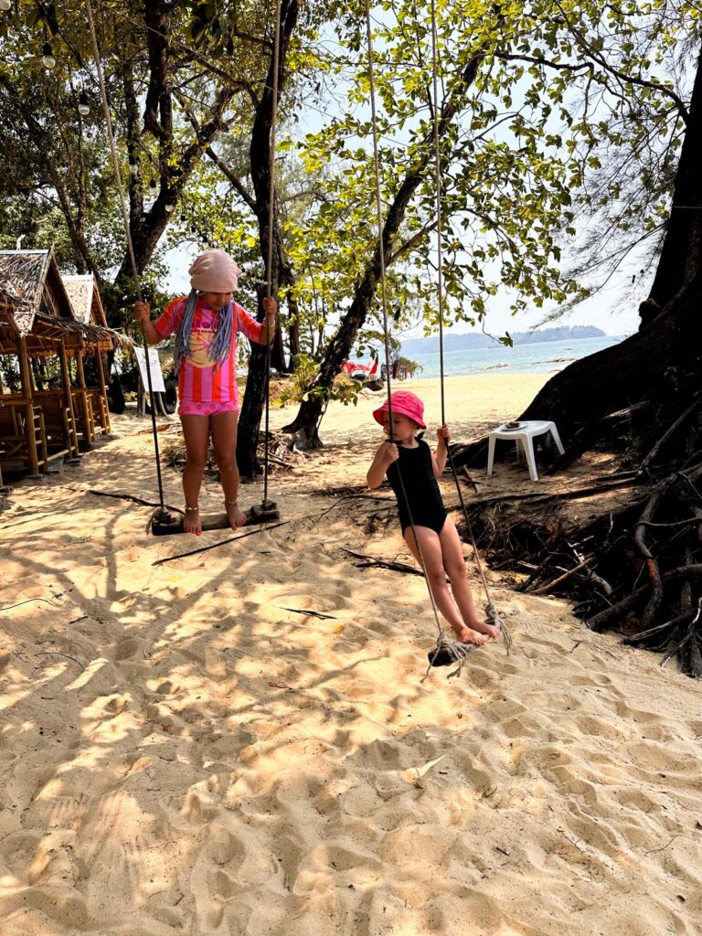 Thailand, Elefanten & ein bisschen Gutgläubigkeit – unser erster Asienurlaub 🫶 schaukeln zu zweit