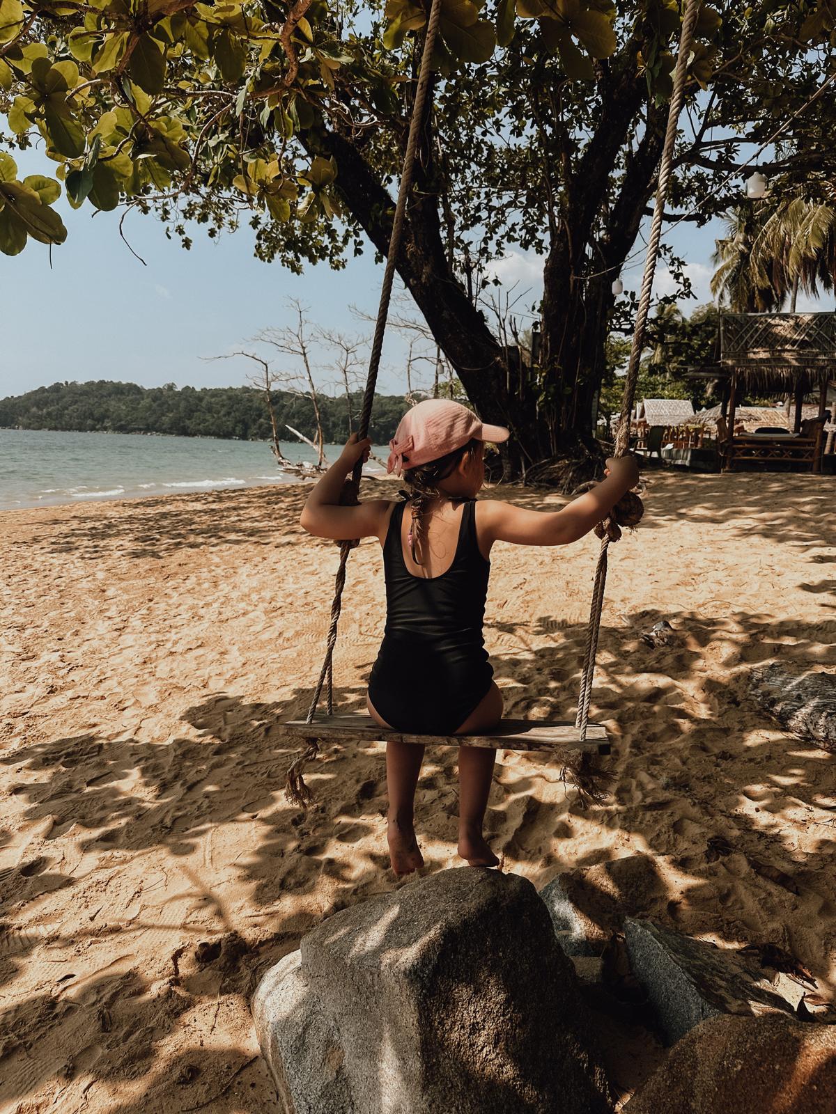 Thailand, Elefanten & ein bisschen Gutgläubigkeit – unser erster Asienurlaub 🫶 strand schaukel2