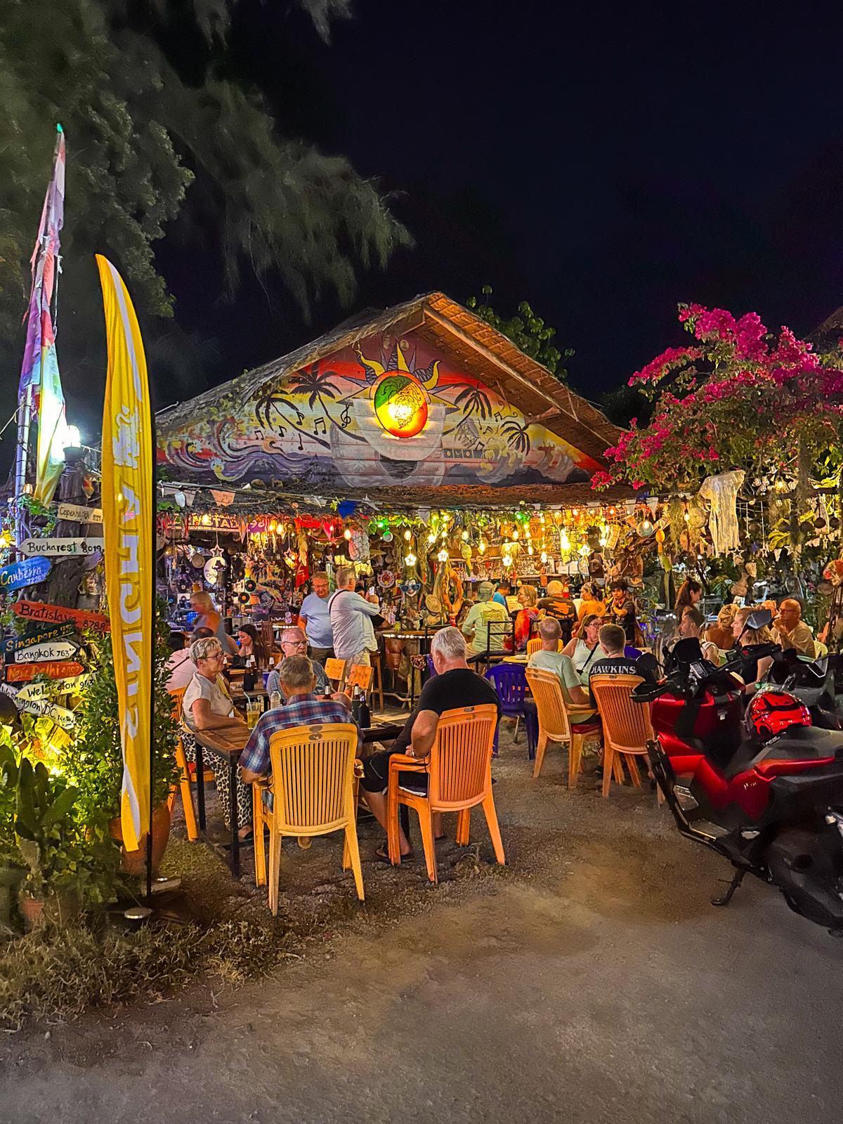 Thailand, Elefanten & ein bisschen Gutgläubigkeit – unser erster Asienurlaub 🫶 strandbar nachts