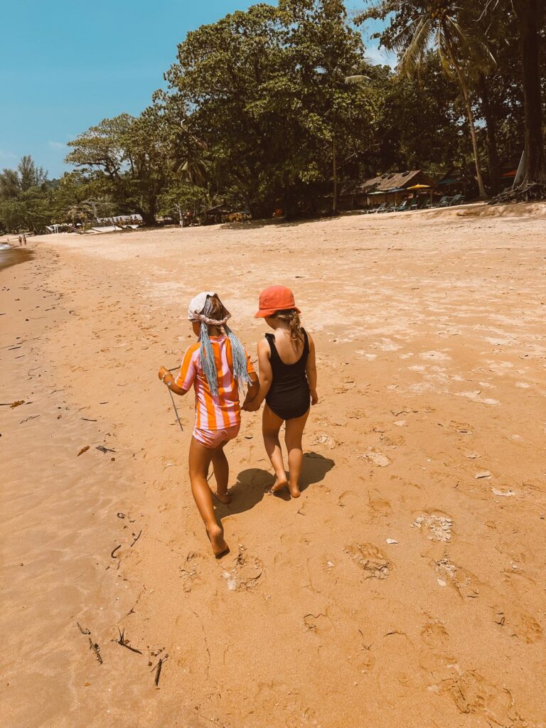 Thailand, Elefanten & ein bisschen Gutgläubigkeit – unser erster Asienurlaub 🫶 strandspaziergang