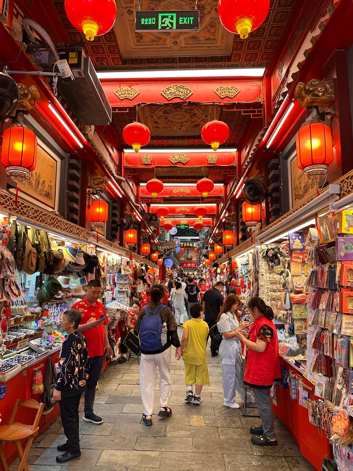 Peking – zwischen Verbotener Stadt, Great Wall und akutem Aperol-Notstand 😂 tith dashilar+quianmen street6